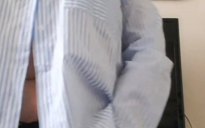 Mommy big hairy pussy: Mama vitregă se dezbracă pentru ca fiul vitreg să o...