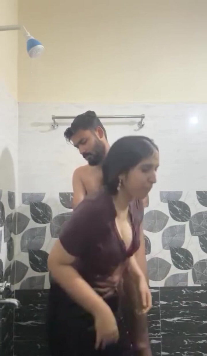 Akashamunir: Ateşli Hintli kız arkadaşım arkadaşımın evinde ilk kez sikişiyor ateşli...