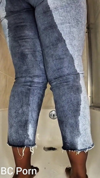 Desesperada por mojada en el baño meando en mis blue jeans