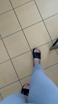 Відео від першої особи: звук шльопанців під час прогулянки в сірих легінсах