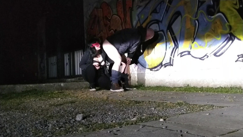 Toilet Mommy: 야외 노출 남자의 엉덩이를 핥는 소녀