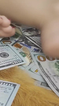 Findom: la diosa de efectivo cuenta en efectivo y te hace adorar su escote y sus pies
