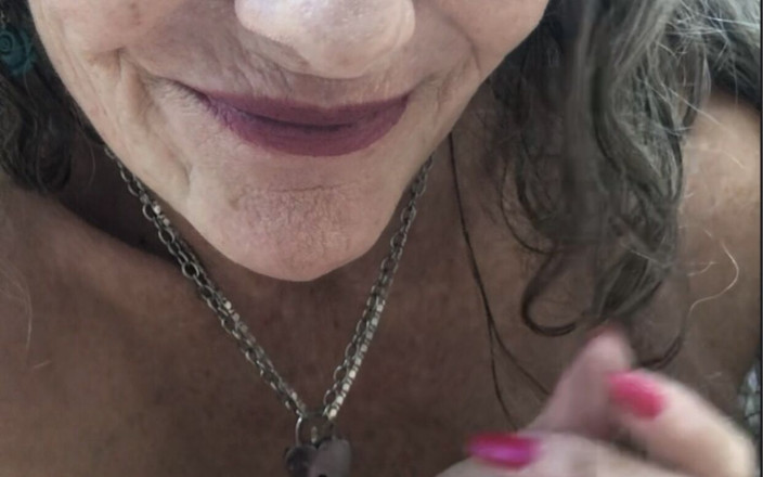 MaXXXimumMilf: Sexy reife ehefrau lutscht und schluckt! Maxxximummilf
