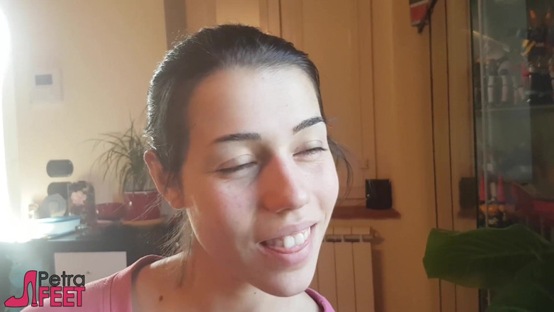 Smokin Fetish: Verführerisches italienisches mädchen raucht eine zigarre in einem nahaufnahme-video