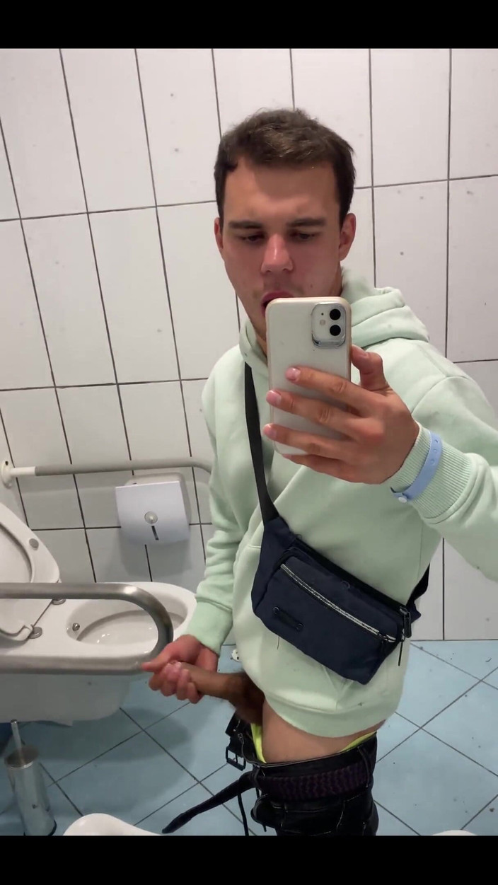 Max_Russell: Jag kan inte missa möjligheten att onanera i toaletten