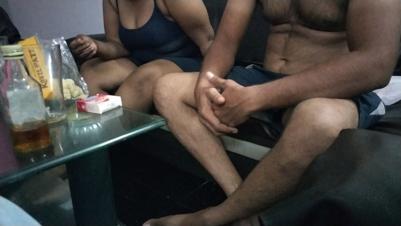 Tamil lesbian: India caliente en sala de estar