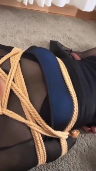 Punire la segretaria femmina che fa gravemente errori 04