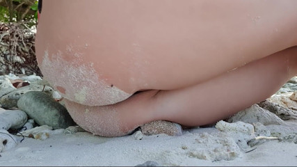 TheloveStory: Masturbazione sulla spiaggia calda da vicino
