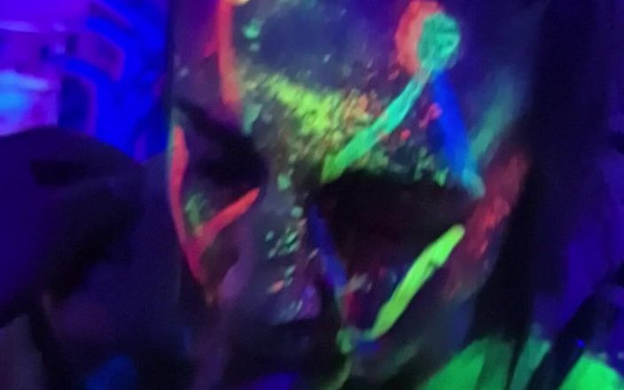 Suckstep: Une fille suce une bite