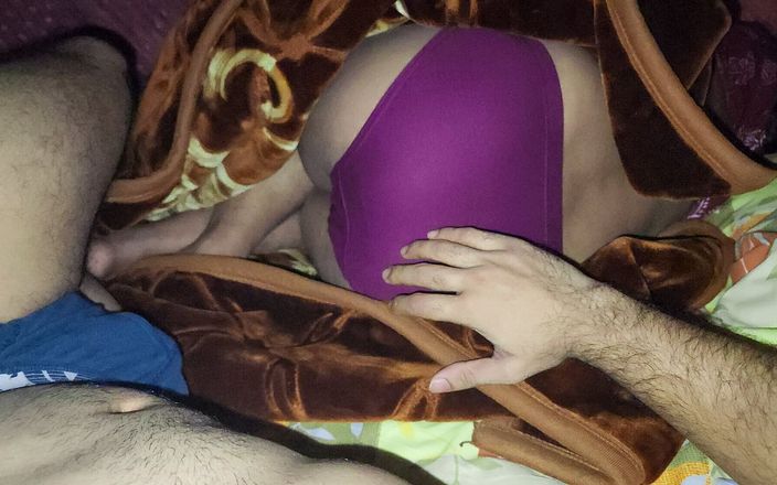 Riya Bonguus: Üvey annemin battaniyesi altında kremsi orgazm oldu