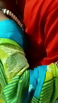 Rakhi, bhabhi indienne, presse à nichons sexy et se masturbe par son beau-frère pendant qu’elle fait du bureau à la maison