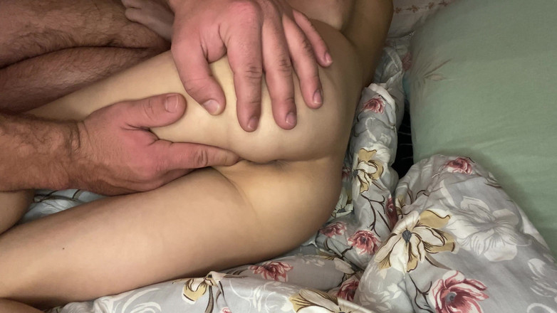 Blondasexy00: Nevlastní bratr si prstí moji těsnou kundičku k orgasmu