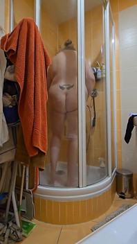 拥有天然巨乳和大屁股的可爱胖女人妻洗澡