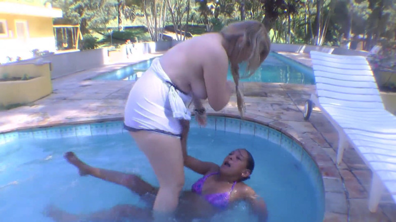 FetishKing: Umiliazione della ragazza della piscina