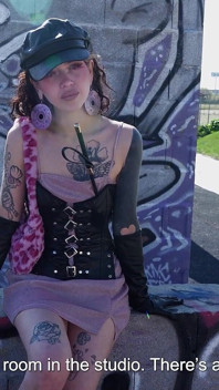 BDSM -Emmita misbehaves, en Fedora levert de straf