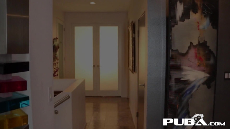 PUBA: Alison Tyler bertemu dengan ikan kelinya kemudian mengongkek kawannya