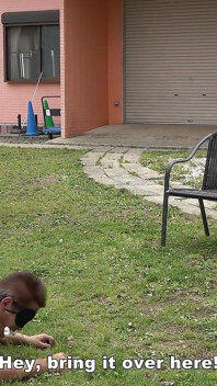 Entrenamiento de esclavos al aire libre en el resort de verano de la joven dama