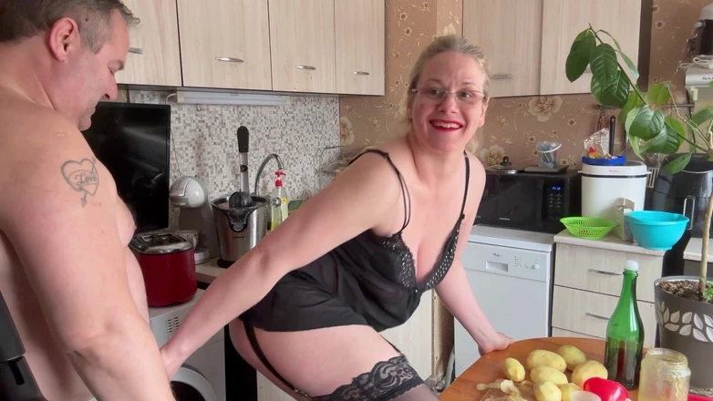 Putarankahotmilf: Hart gefickt und anal creampies in der küche