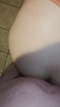 Tettona asiatica trappola sborrata discarica gola profonda allevata anale senza preservativo pecorina creampie in bagno pubblico