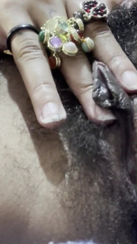 [close-up] Latina deusa árabe dedilhando sua própria buceta peluda até o orgasmo