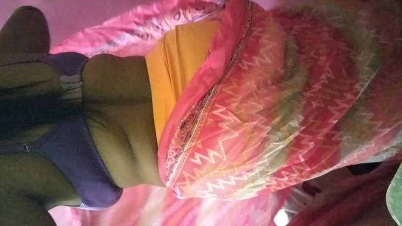 Tamil lesbian: Moglie con la gonna e sari indossano un arrapante