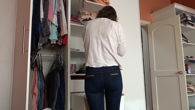 Ardientes69: After Urinating, the Stepmother Puts on Very Tight Jeans, Revealing...