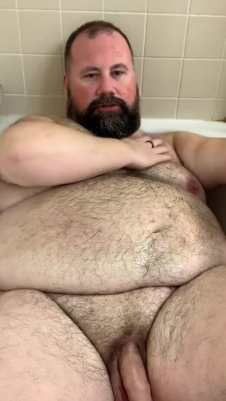 Florida Bear: daidi peshaab karte hue