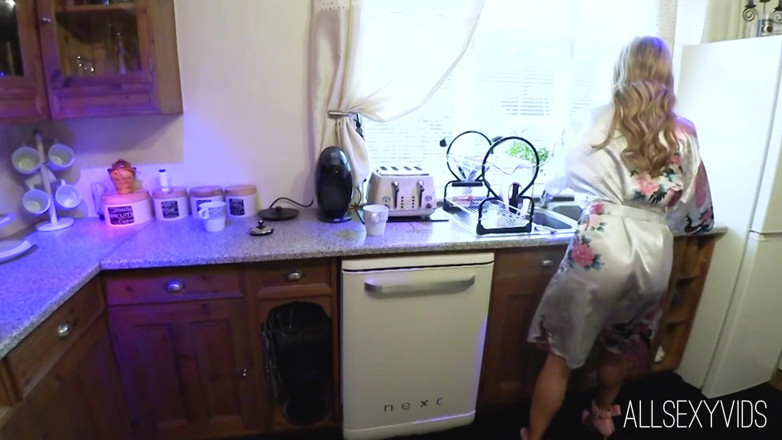 All Sexy Vids: Desperate for shoe queens attention