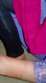 Tasneem neukte wie meer voor haar was.