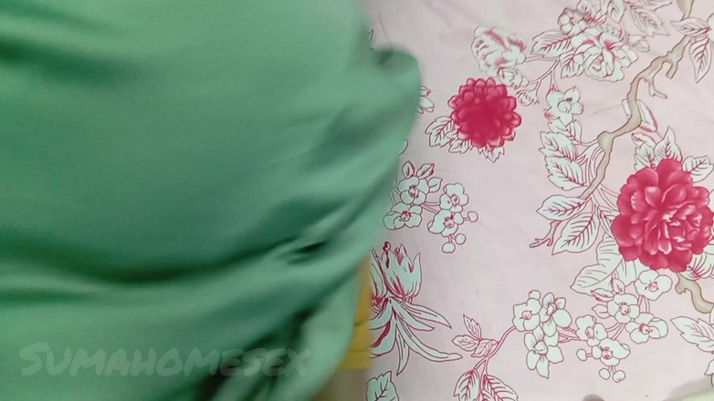 Sumahomesex: Ibu rumah tangga seksi berhijab muslim sama pelayannya sendiri