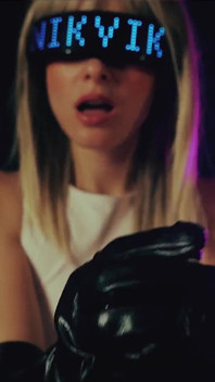 Sexy blondýnka v dlouhých kožených rukavicích vás silně udělá