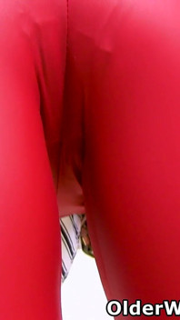英国熟女sarah Kelly穿着红色紧身裤挑逗你，然后用大假阳具自慰