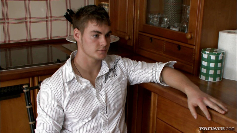 Private.com: Приватна мамка спокушає сина приятеля для сексу, а потім ковтає камшот на обличчя