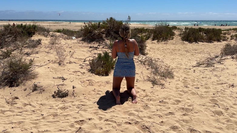 Emma Voyeur: Plaża publiczna siusiu od dziewczyny z bańką tyłek