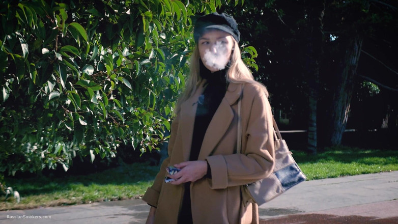 Russian Smokers: Venkovní kouření s beaty ruskou dívkou 2