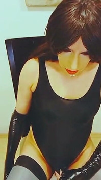 Sexy crossdresser v plavkách se dotýká sama sebe před kamerou