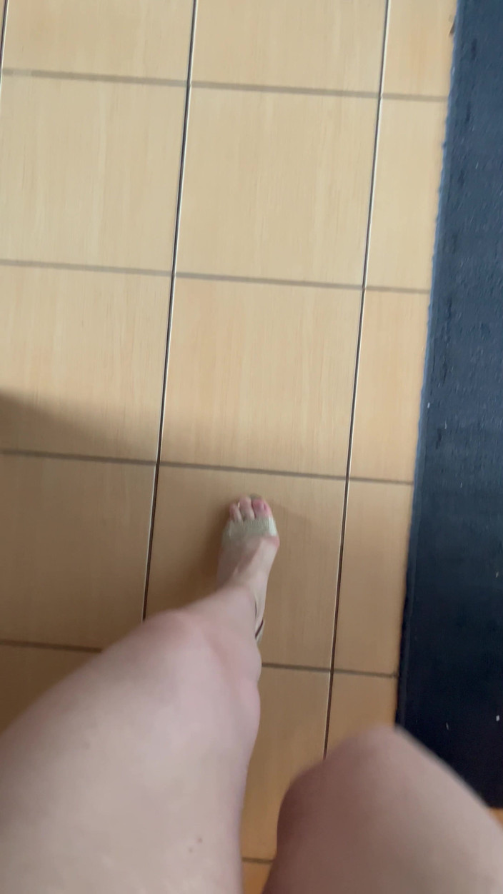 Feet: POV: 베이지색 하이힐을 신고 걷는 소리