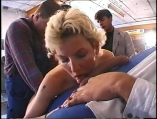 Genuine XXX: Loira puta fodida com força enquanto meia-irmã assustada assiste no...