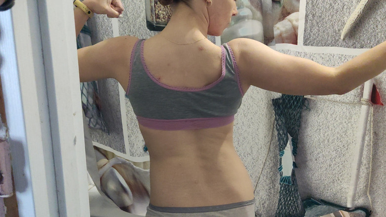 Risky Hairy Couple: Protahování silných paží a zad 