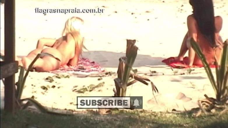 Amateurs videos: Prachtige blondine en brunette nemen naakt zonnebaden op een strand...