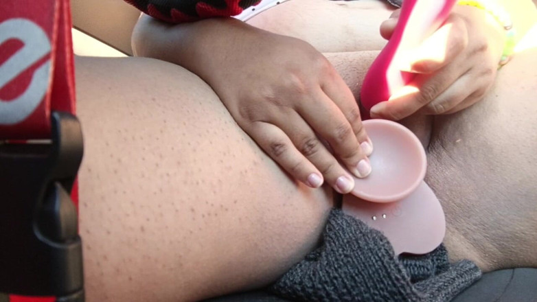 Stepmom_with_big_tits: 차에서 기다리는 동안 귀여운 소녀가 그 큰 보지에 좋은 마사지를 해주기로 결정