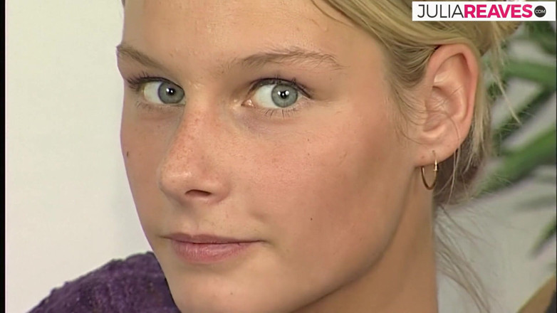 Retro German TEENS: Gagica blondă mănâncă spermă după un futai dur pe canapea