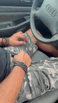 Versehentlicher blowjob im auto - wie gut er lutscht, ich komme in seinen mund, bevor ich meinen harten schwanz habe