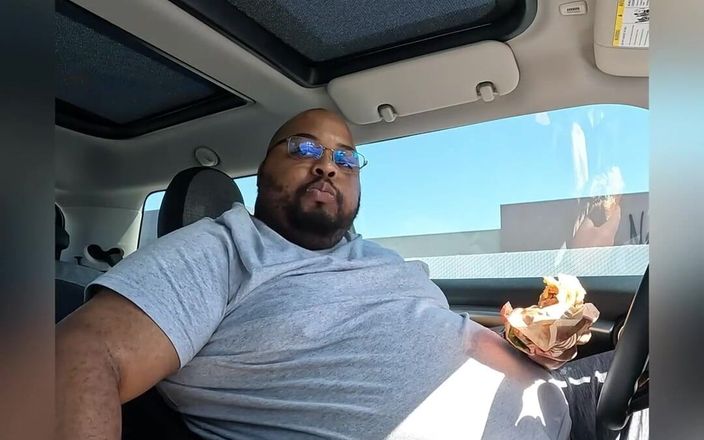 Blk hole: 小さな車に乗った太った男ハハもっと運転して食べている動画?以下のコメント