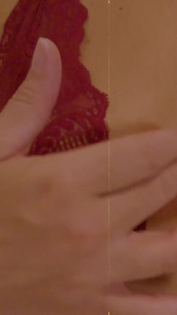 Wifey usa lingerie vermelha sexy com seus peitos perfeitos
