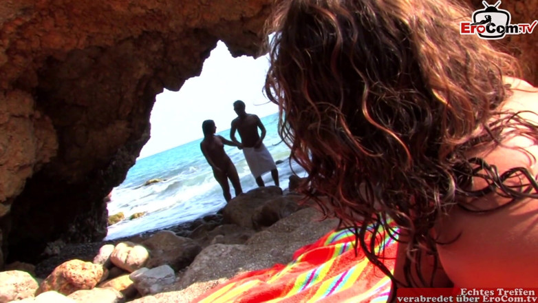 EroCom: Seks bertiga di pantai dengan dua rambut gelap kurus Latina