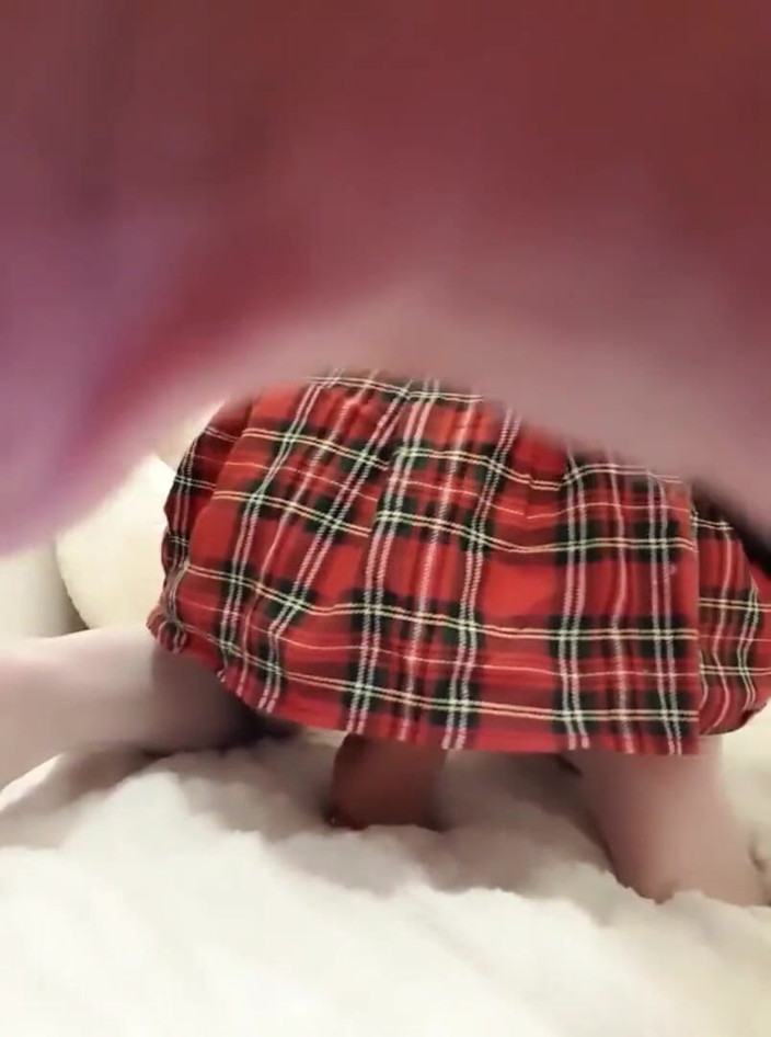 CandyBabyBella: Perfekt brud i college kjol och strumpor onanerar sin rakade...