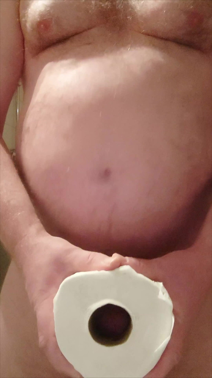 Carmen_Nylonjunge: Rolka papieru toaletowego i mały penis