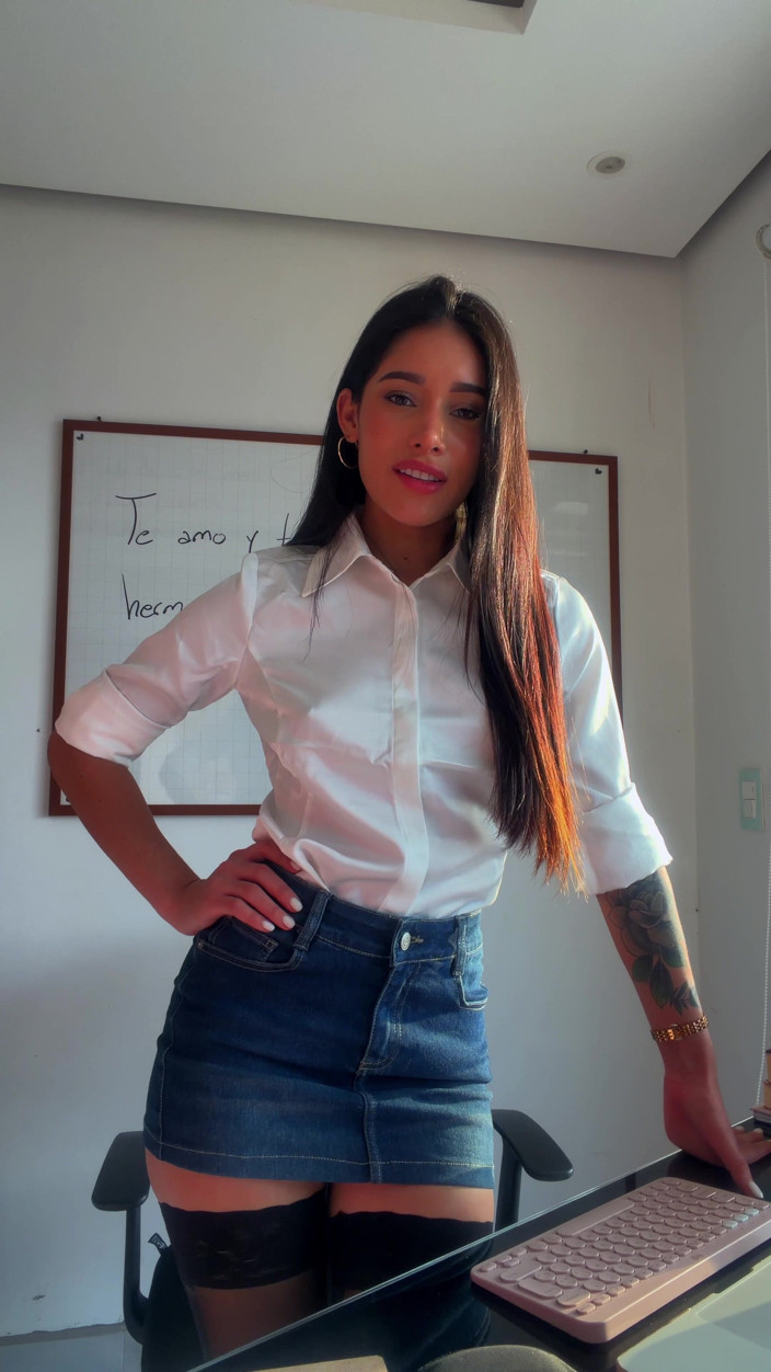 Carolina Guerrero: Sexy secretaresse wil haar baas tevreden stellen