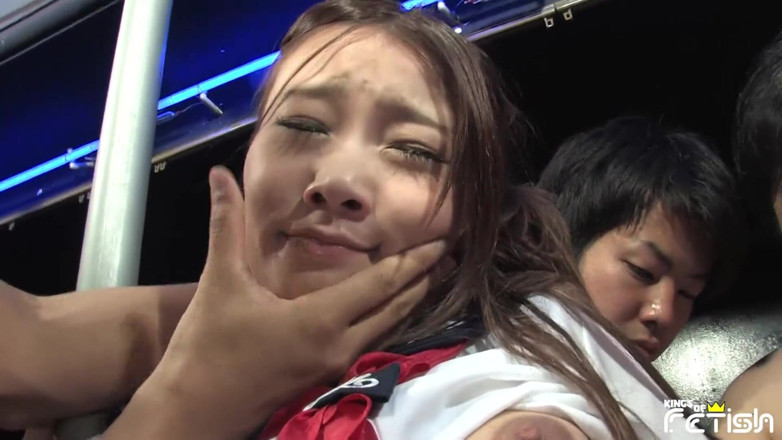 Pure Japanese adult video ( JAV): Studentessa giapponese squirta e si fa spaccare i suoi buchi...